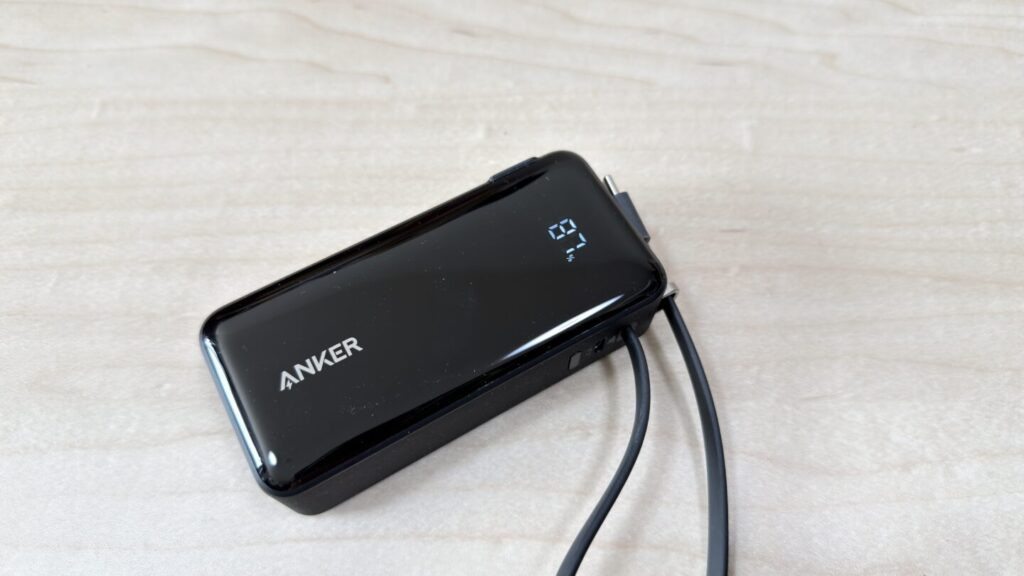 すながじぇ一番お気に入りのモデル。AC100Vにそのまま差し込んで充電できるのは非常に使い勝手が良いし、充電も早い。