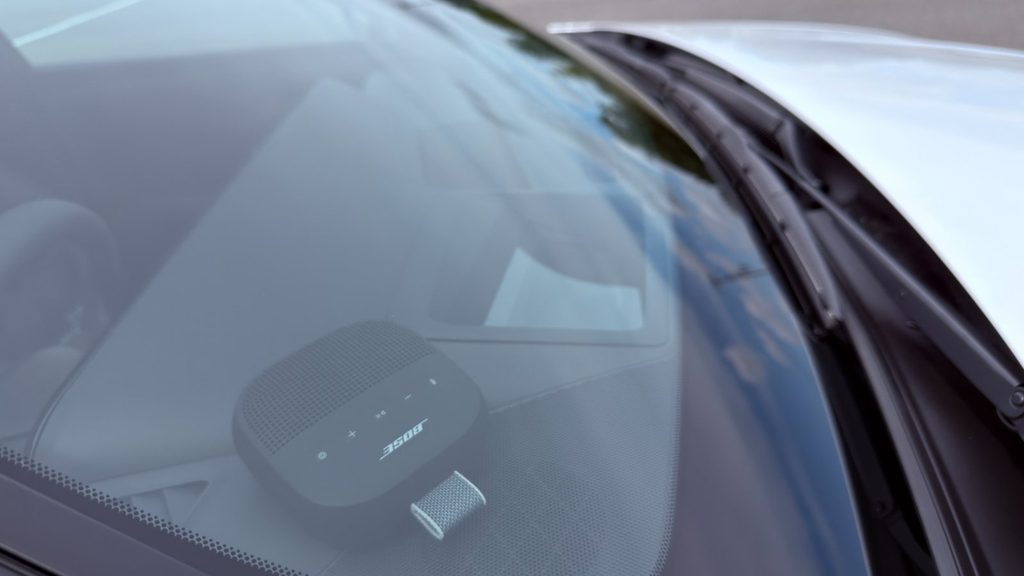 空が映るフロントガラス越しに、ダッシュボード上へ置いたBOSE Bluetoothスピーカーが見える