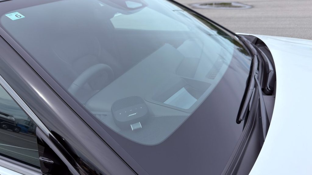 車外からフロントガラス全体を見たときの、ダッシュボード上に置いたBOSE Bluetoothスピーカーの位置