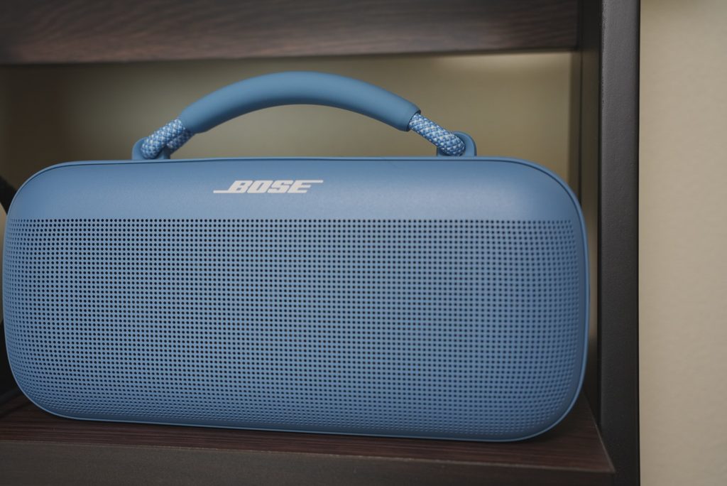 棚に設置したBOSE SOUNDLINK MAXのブルー本体とハンドル
