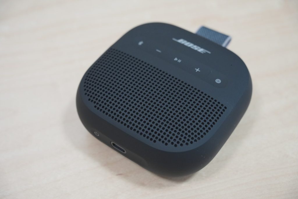 Bose SoundLink Micro第2世代の黒い本体を斜め上から見た外観