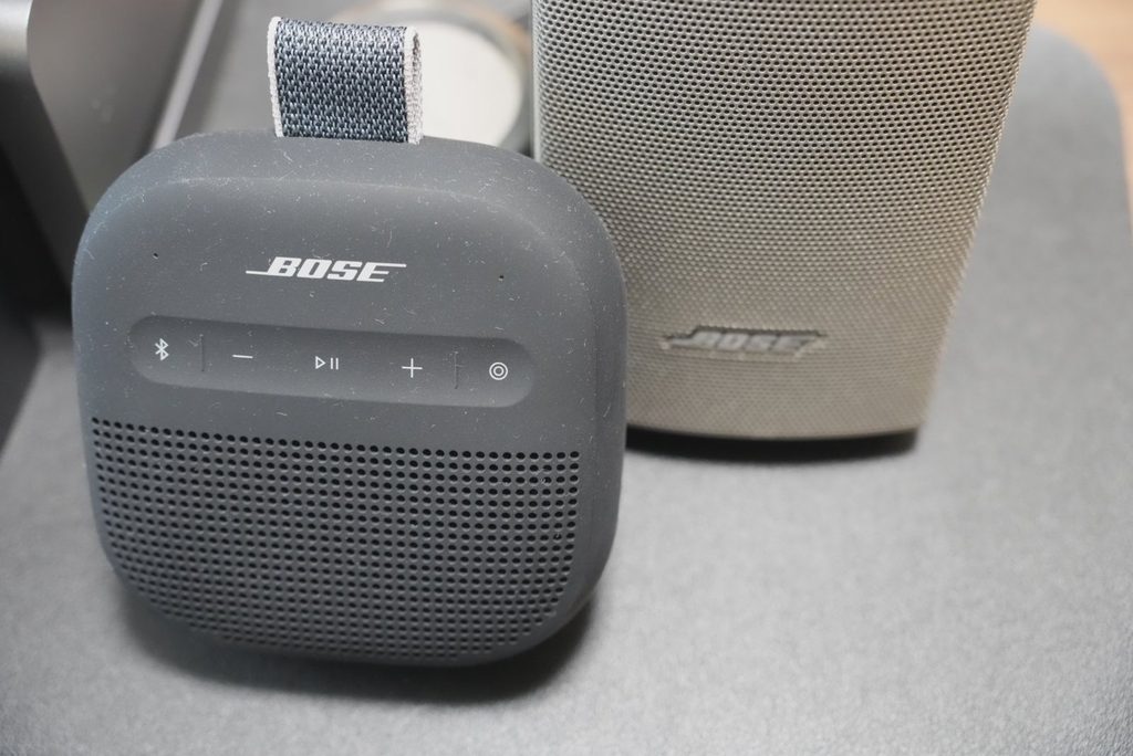 BOSE SoundLink Micro第2世代をデスクに置いたサイズ感