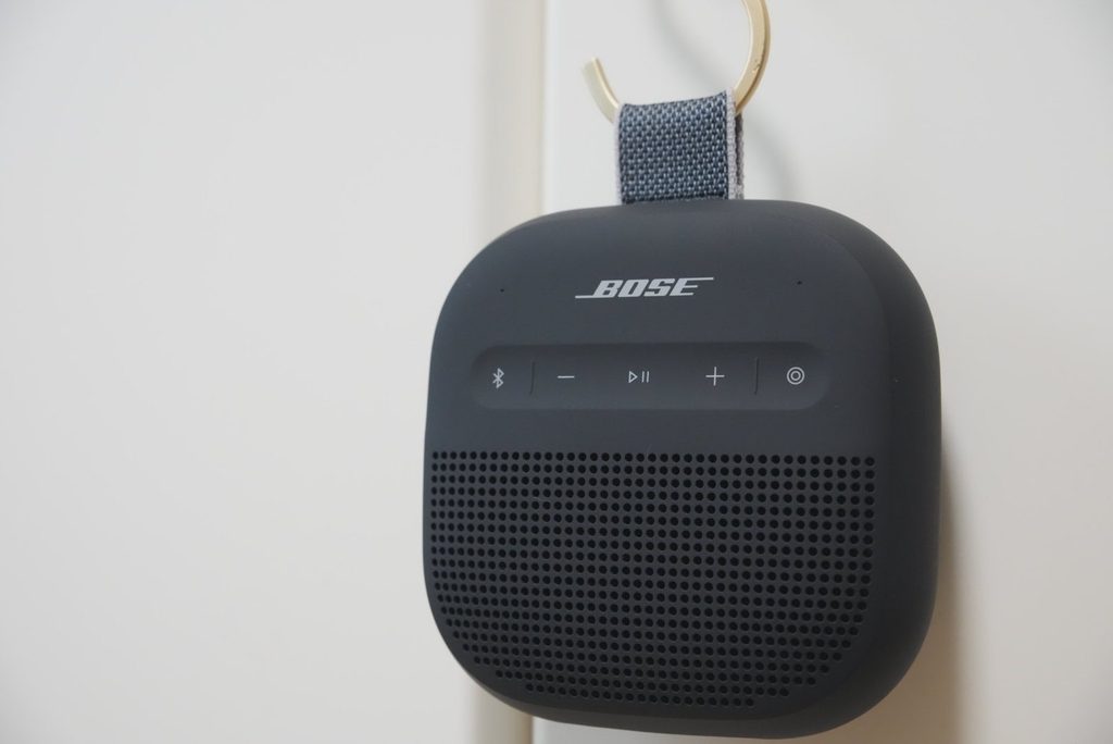 BOSE SoundLink Micro第2世代をフックに吊り下げた使用例