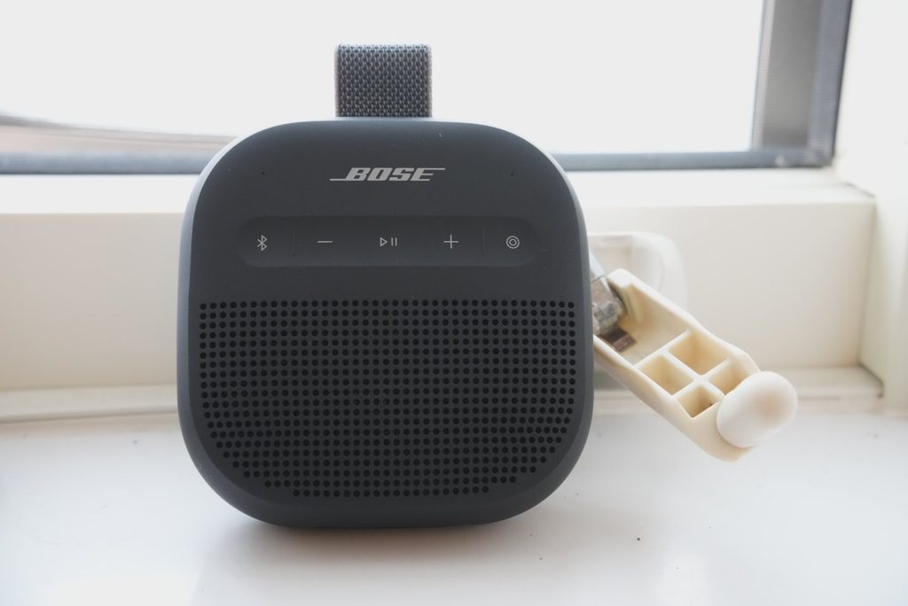 浴室の窓辺に置いたBOSE SoundLink Micro第2世代