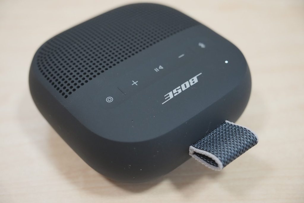 Bose SoundLink Micro第2世代のコンパクトな本体と布製ストラップ