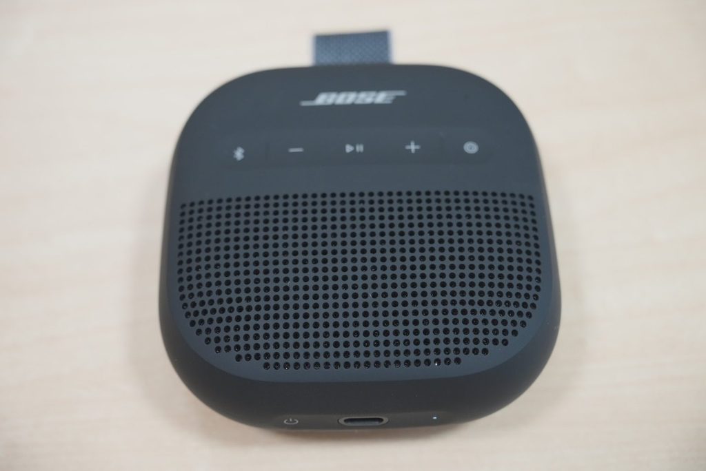 BOSE SoundLink Micro第2世代の前面グリルと操作ボタン、USB-C端子