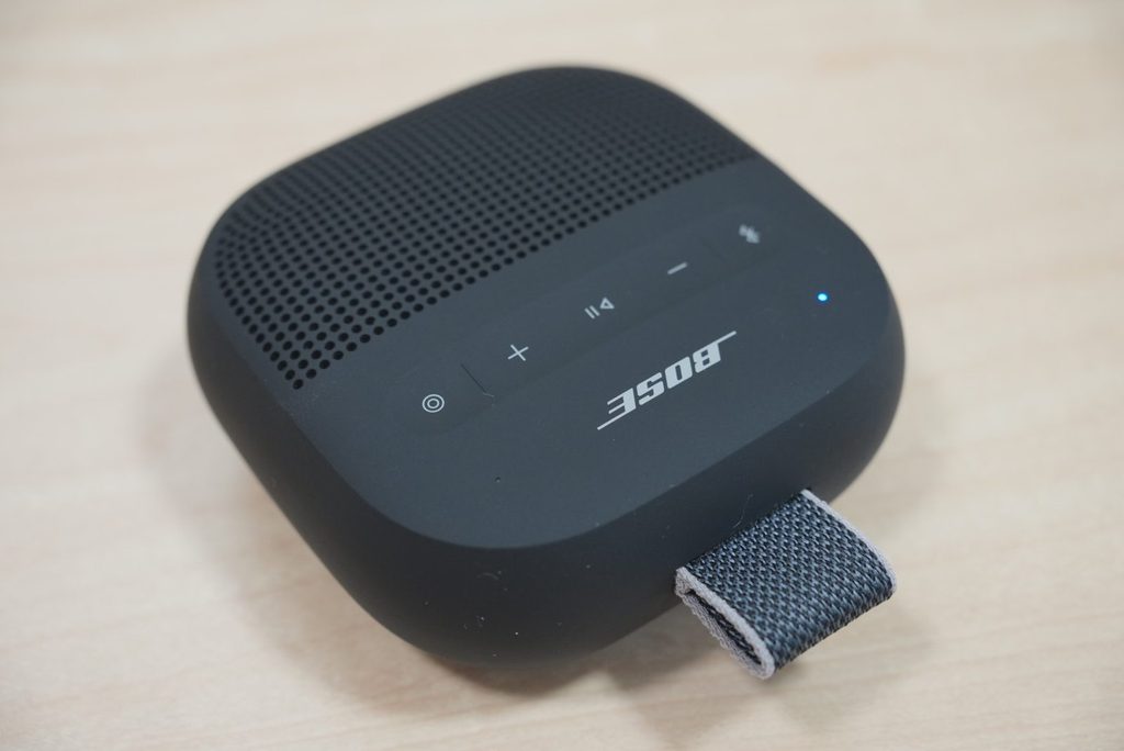 Bose SoundLink Micro第2世代の操作ボタンと青く点灯したBluetoothインジケーター