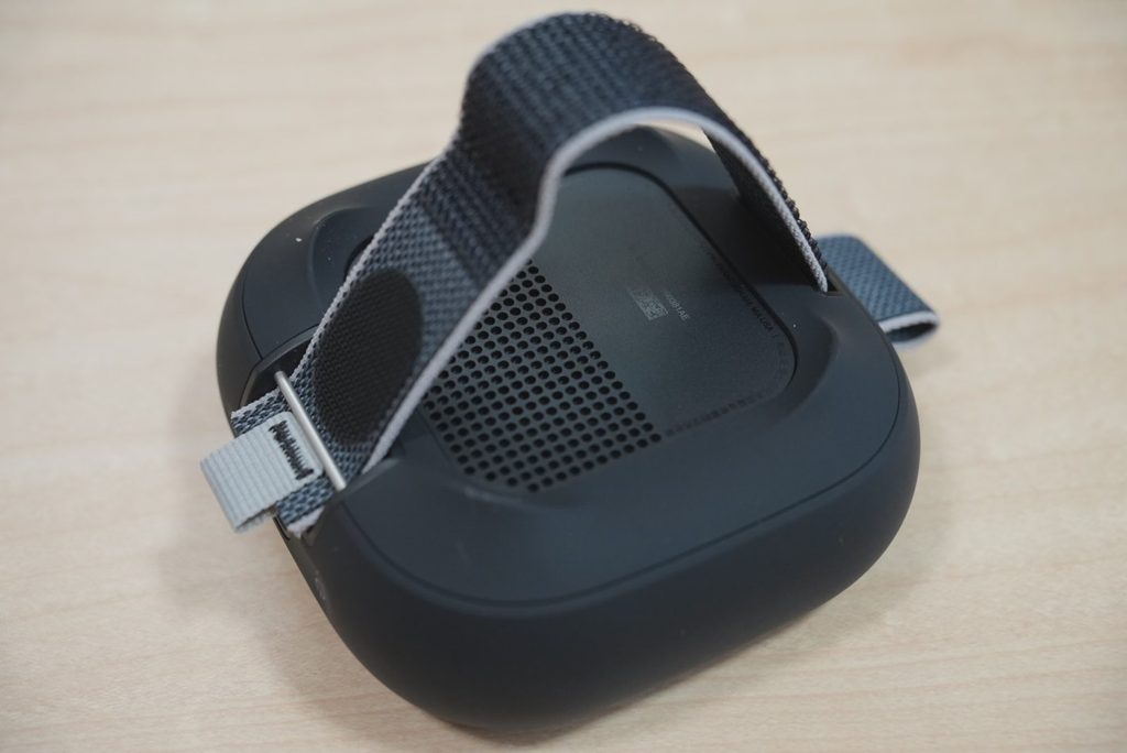 Bose SoundLink Micro第2世代の底面と持ち上げたユーティリティストラップ