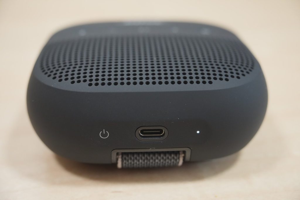 Bose SoundLink Micro第2世代のUSB-C充電端子と電源インジケーター