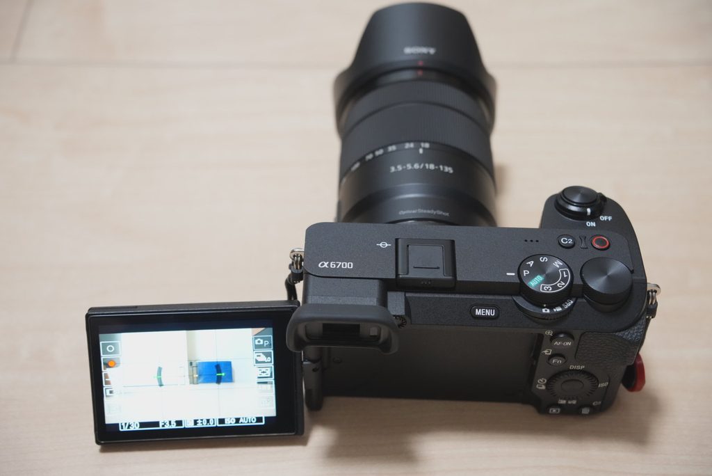 SONY α6700のバリアングル液晶を横に開き、ライブビュー画面を表示している様子