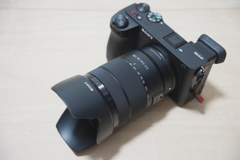 SONY α6700にズームレンズとレンズフードを装着し、前方左側から撮影した外観