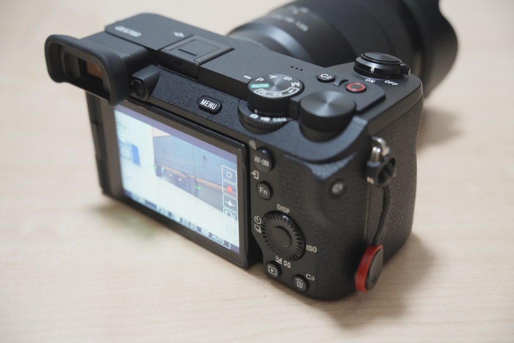 SONY α6700の背面右側を近くから撮影し、グリップ、ダイヤル、ボタン類が見える様子