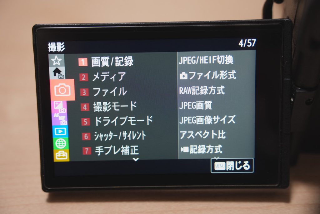 SONY α6700の液晶モニターに表示した撮影メニューを近くから撮影した様子