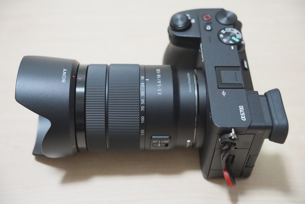 SONY α6700を上から見下ろす角度で撮影し、レンズの側面と本体上部が見える様子