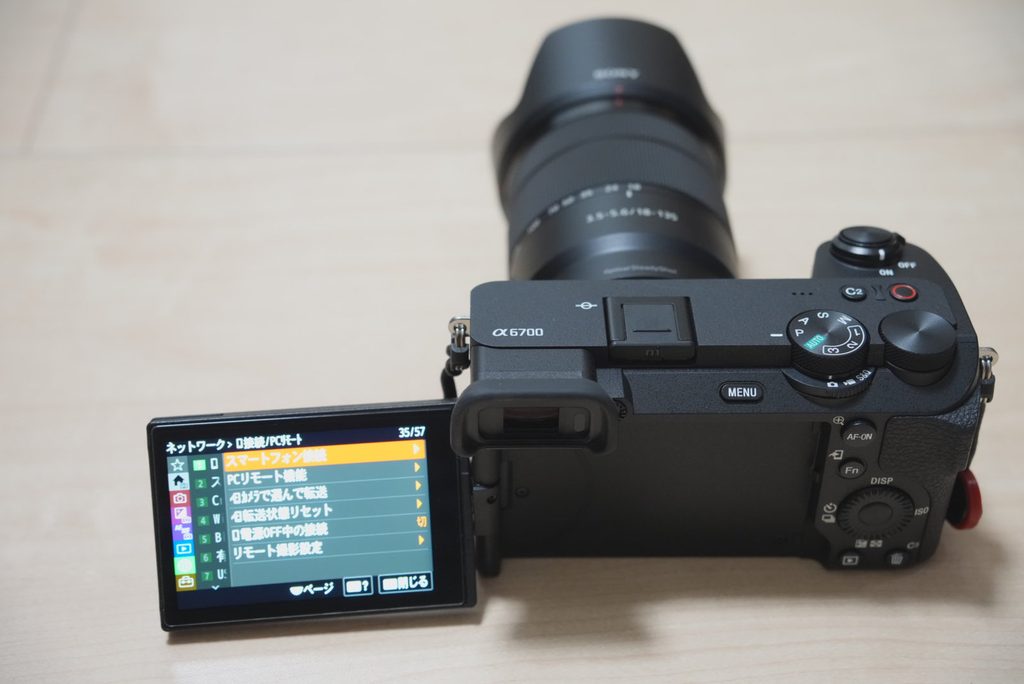 SONY α6700のバリアングル液晶にネットワーク設定のスマートフォン接続メニューを表示している様子