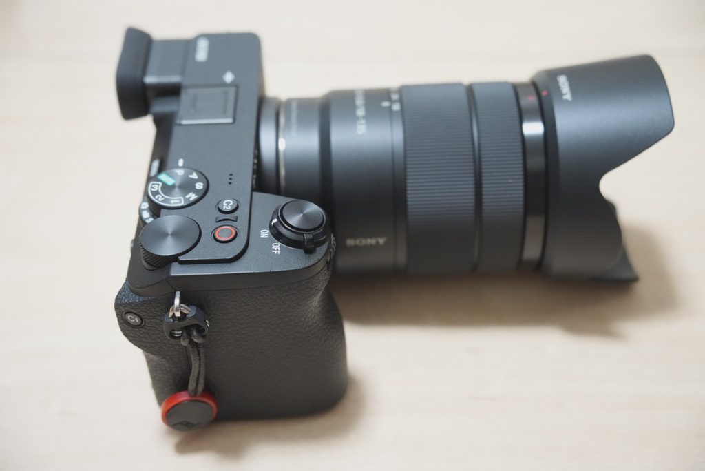 SONY α6700の右上操作部を中心に撮影し、シャッターボタン、ダイヤル、モードダイヤルが見える様子