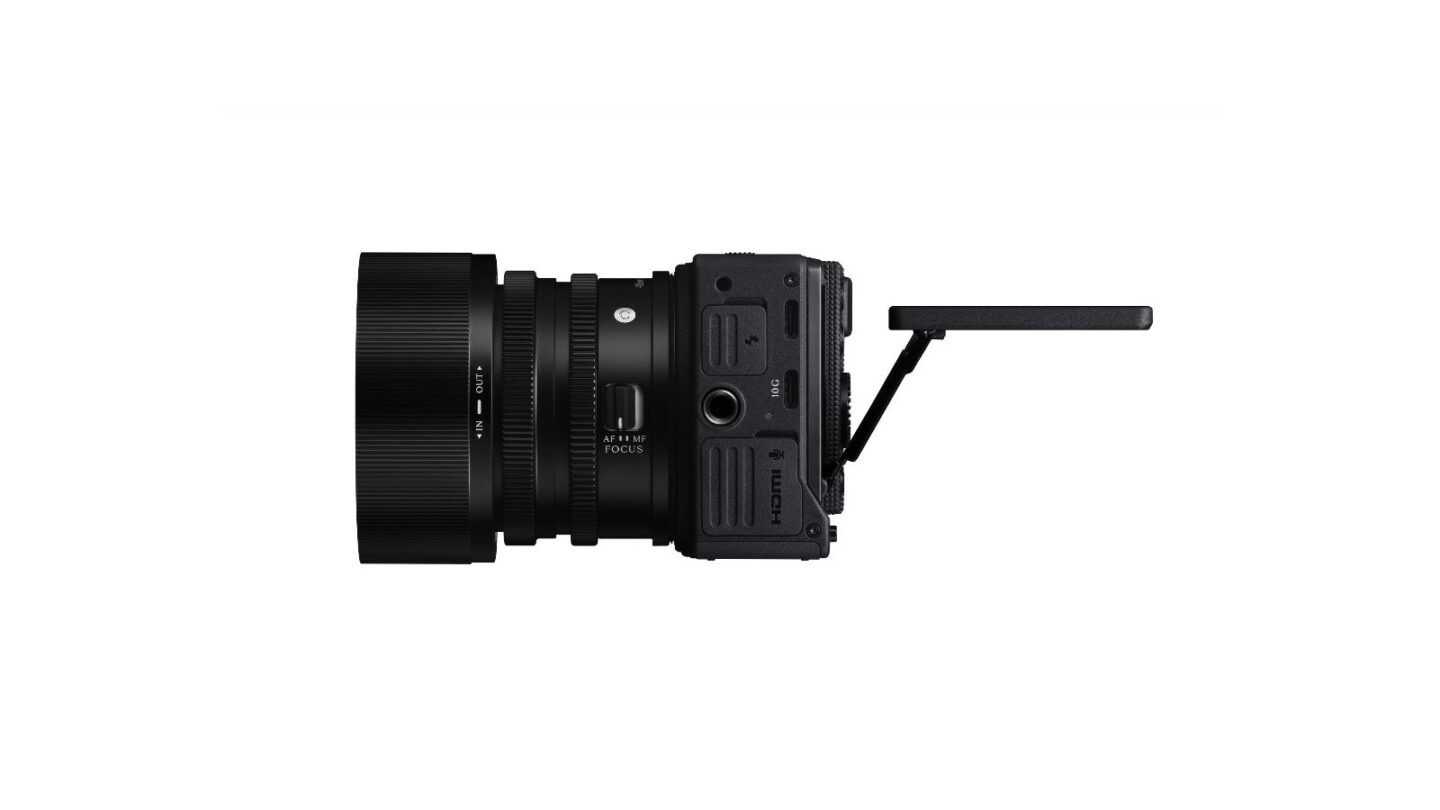 Sigma FP2の側面に配置された端子と展開した液晶のSIGMA公式画像