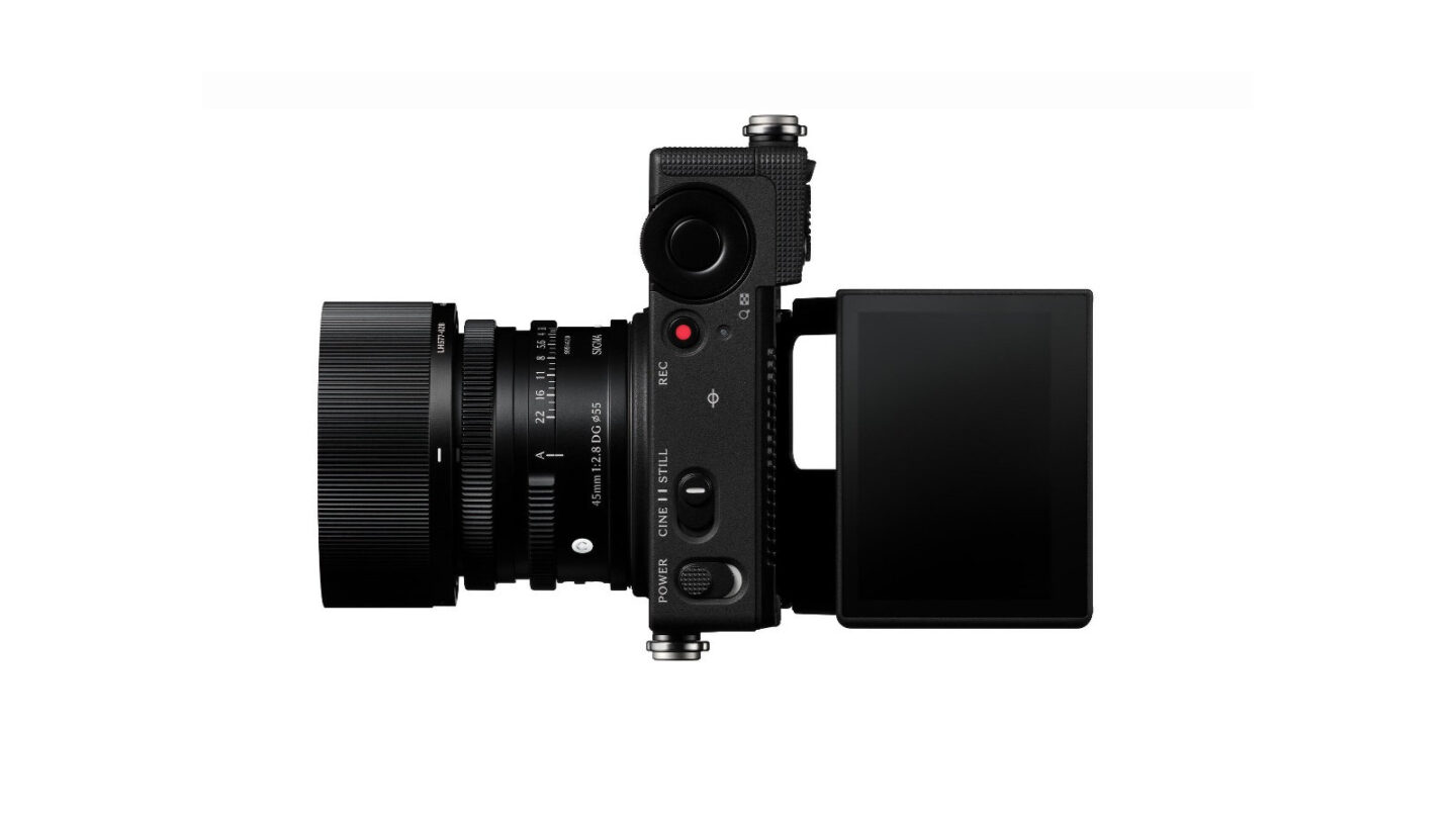 Sigma FP2の液晶モニターを展開した状態を示すSIGMA公式画像