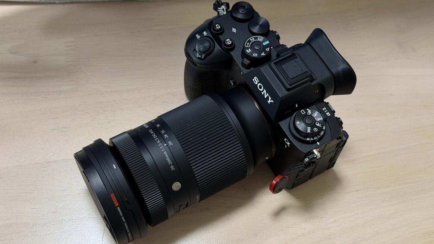 筆者所有のSONY α1 IIにSIGMA 20-200mm F3.5-6.3 DGを装着した実機写真